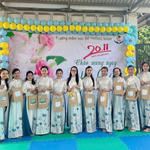 Trường Mầm Non Bé Thông Minh tổ chức chuỗi hoạt động ý nghĩa chào mừng Ngày Nhà giáo Việt Nam 20/11, giúp trẻ hiểu và bày tỏ lòng biết ơn với thầy cô.